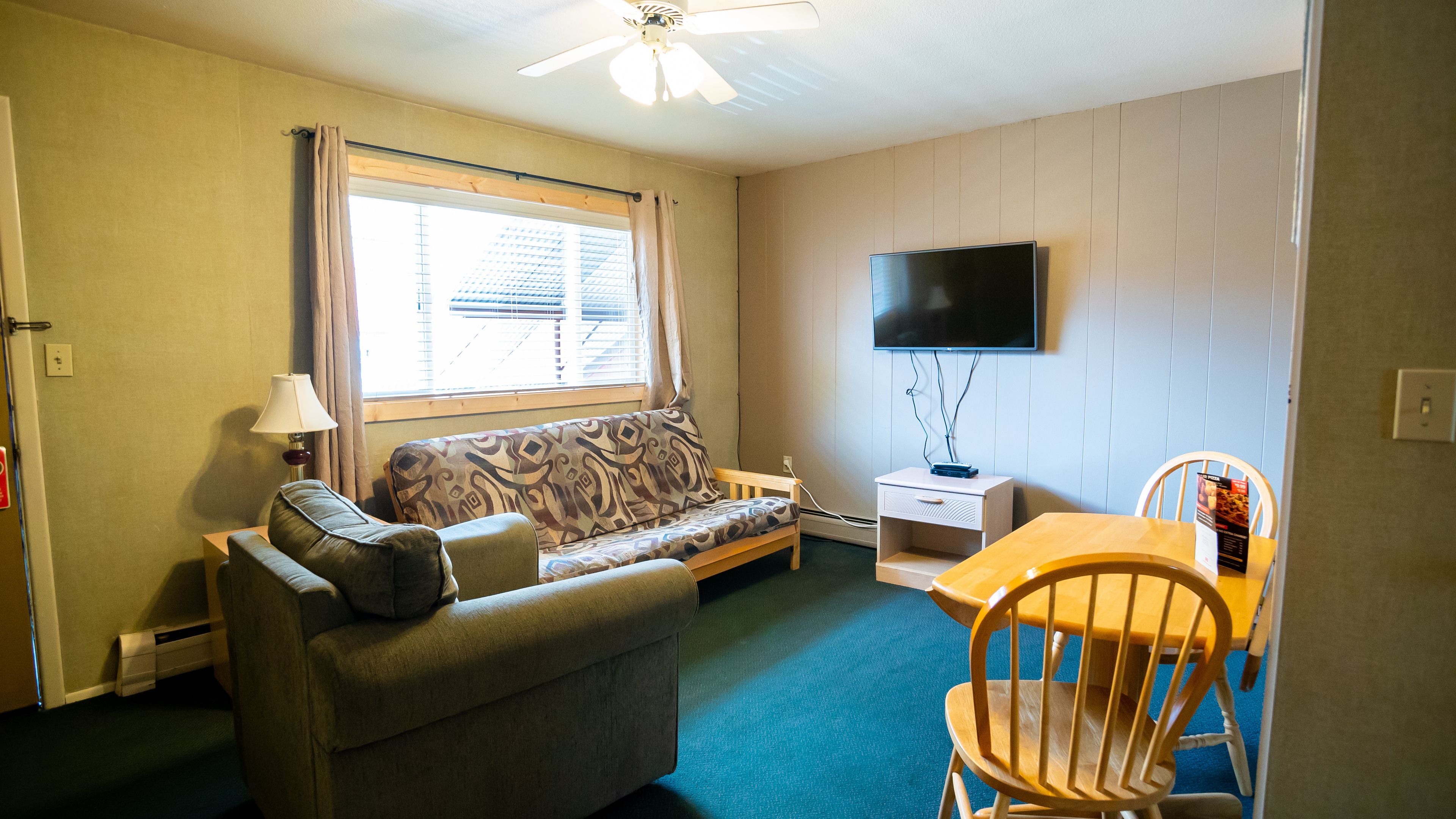 Suite A | Bureau, Internet gratuit par câble, draps fournis