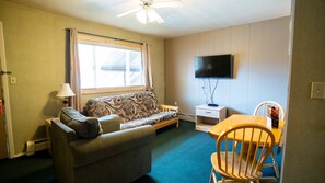 Suite A | Desk, free wired internet, bed sheets - Triangle Motel (Silverton)