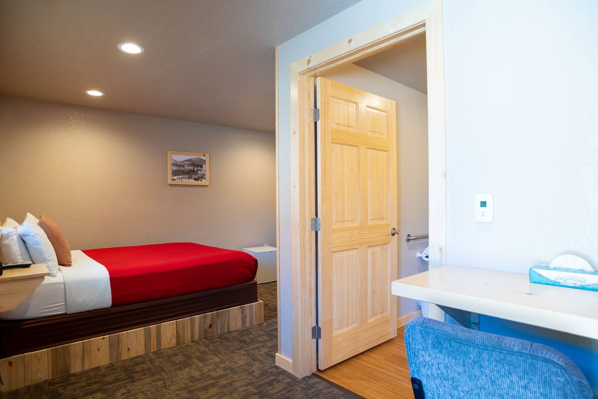 Room 11 | Desk, bed sheets