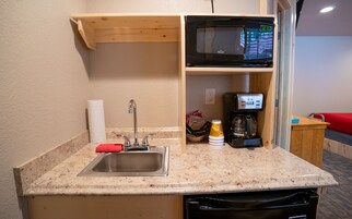 Escritorio, internet por cable gratis y ropa de cama 