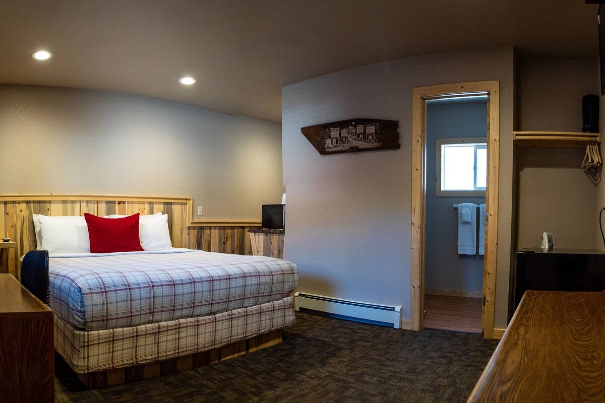 Room 1 | Desk, bed sheets