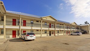 Un motel à plusieurs étages avec un parking.