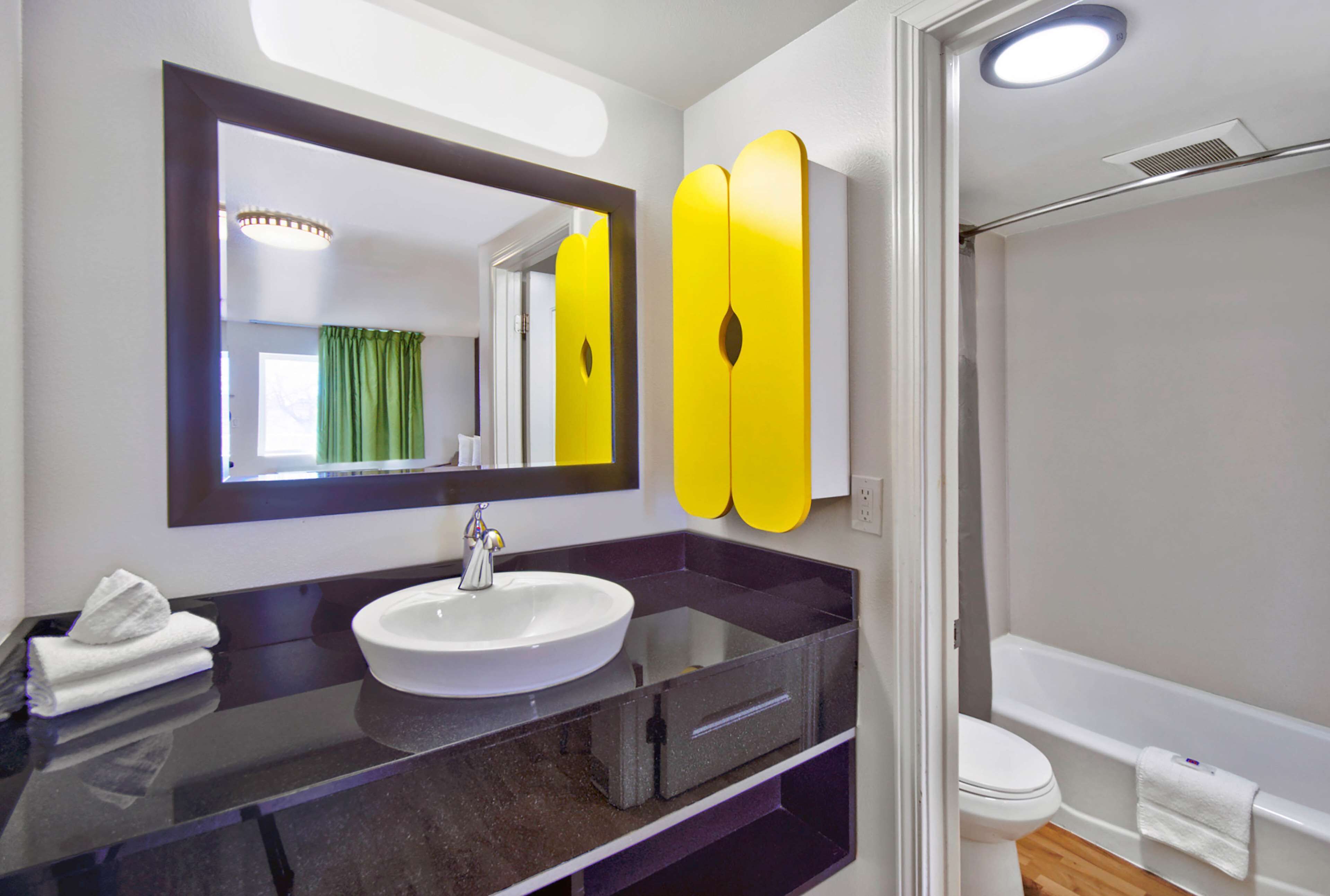 Estudio, 1 cama King size, cocineta | Baño | Amenidades de baño gratuitas, secadora de cabello, toallas, jabón 