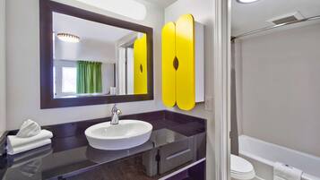 Estudio, 1 cama King size, cocineta | Baño | Amenidades de baño gratuitas, secadora de cabello, toallas, jabón