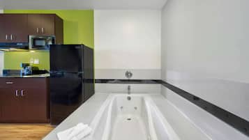 Deep soaking bathtub