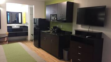 Een koelkast, een magnetron, een kookplaat