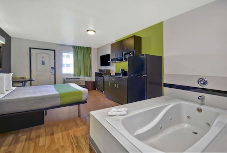 Deep soaking bathtub. Studio 6 Victorville - Apple Valley