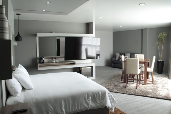 Juniorsvit - 1 kingsize-säng - utsikt mot staden | Värdeförvaringsskåp på rummet, strykjärn/strykbräda och gratis wi-fi