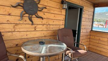 Suite pour lune de miel, 1 très grand lit, balcon, vue sur la montagne | Terrasse/patio