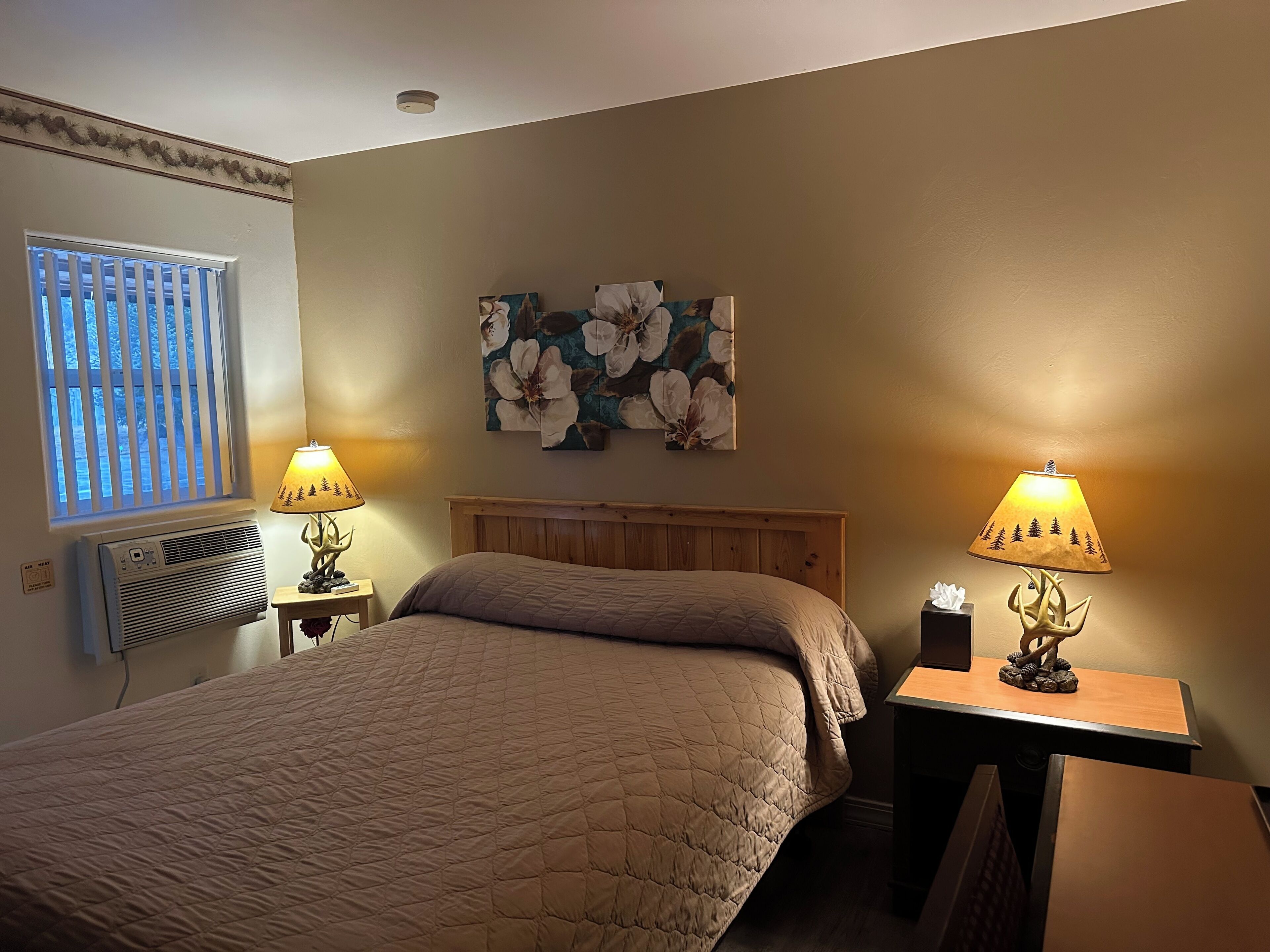 スタンダード ルーム 1 ベッドルーム バリアフリー 1 階 | 1 室のベッドルーム、高級寝具、ピロートップベッド、客室ごとに異なる装飾