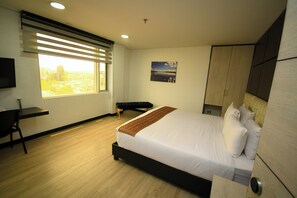 Premium bedding, minibar, in-room safe, desk - Hotel American Visa Tower (Bogotá)