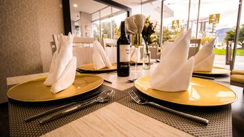 Se sirven desayunos, almuerzos y cenas; cocina peruana