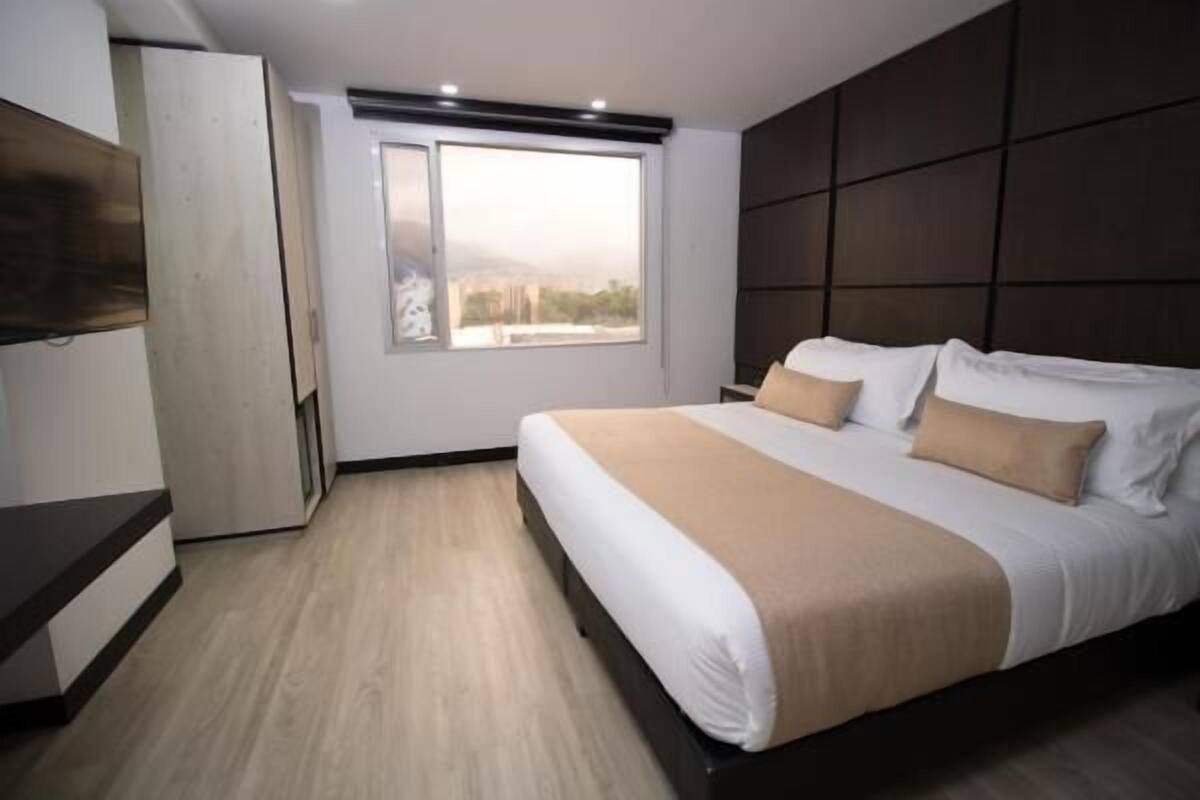 Luxe beddengoed, een minibar, een kluis op de kamer, een bureau