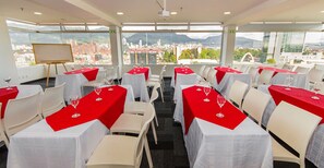 Een 52-inch flatscreentelevisie met kabelzenders en een televisie