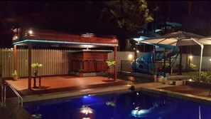 Outdoor pool, sun loungers - Masurina Lodge (Alotau)