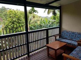 Desk, soundproofing, free WiFi, bed sheets