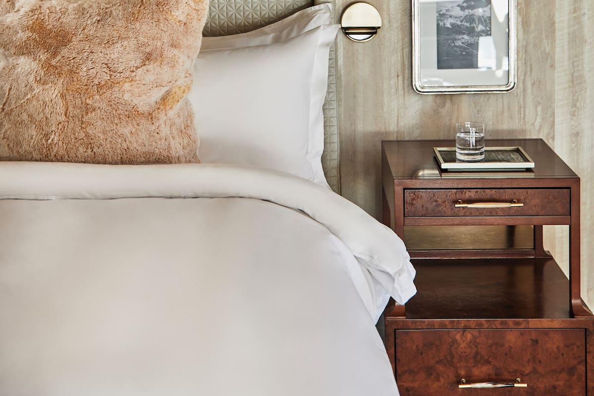 Kamer, meerdere bedden, toegankelijk voor rolstoelgebruikers, bad (1 King, 2 Queen, RI shower) | 3 slaapkamers, luxe beddengoed, donzen dekbedden, pillowtop-bedden
