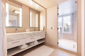 Kamar, Beberapa Tempat Tidur, difabel mobilitas, bathtub (1 King, 2 Queen, RI shower) | Kamar mandi | Perlengkapan mandi gratis, pengering rambut, jubah mandi, dan sandal