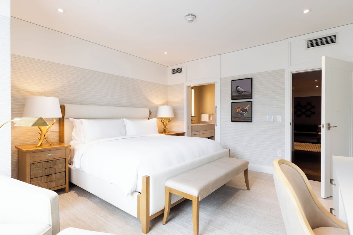 Huone, 2 makuuhuonetta (Goldener, 1 King and 2 Queen Beds) | 3 makuuhuonetta, ylelliset vuodevaatteet, untuvapeitot