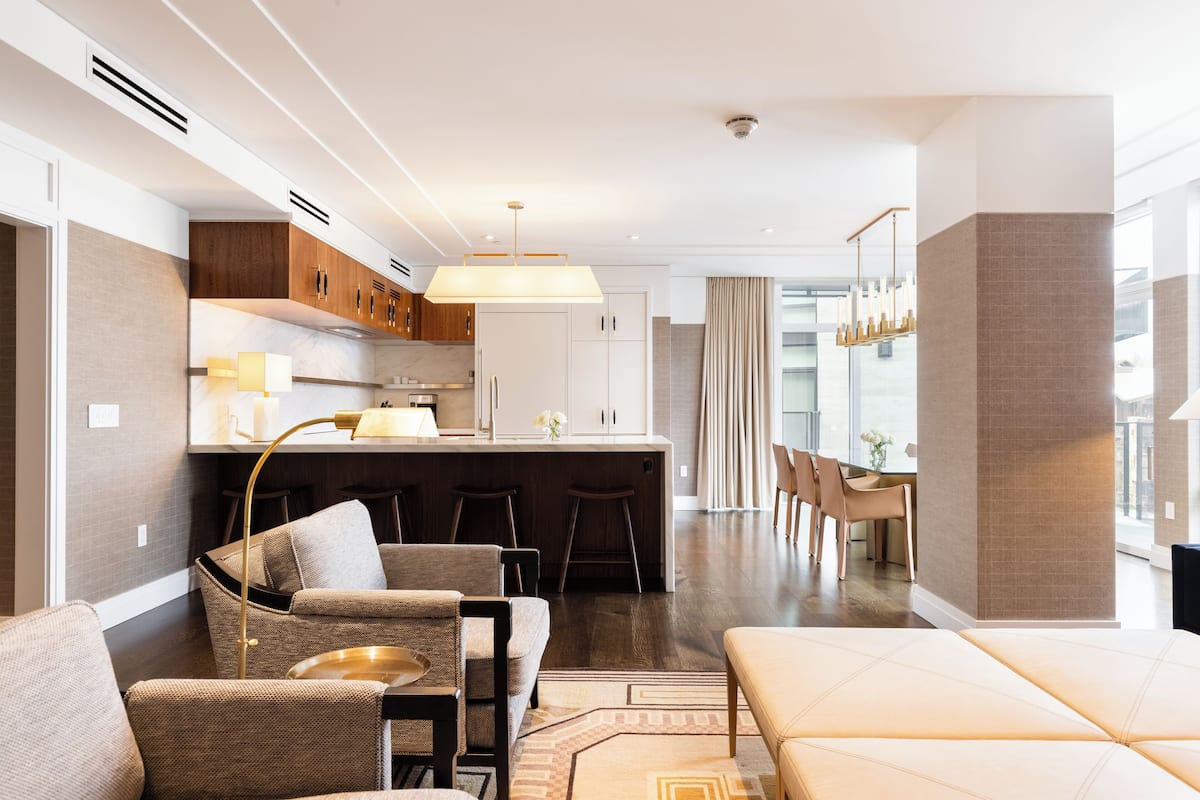 스위트, 침대(여러 개) (Residential, 2 King and 2 Queen Beds) | 거실 공간 | 위성 채널 시청이 가능한 55인치 평면 TV, TV