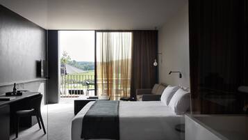 Vineyard with Shower including Breakfast | Premium bedding, free minibar items, in-room safe, desk
