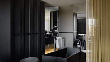 Signature Studio Suite, Vineyard View (Option of rollaway) | Bathroom