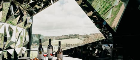 2 restaurants, lunch, dinner served; local and international cuisine
