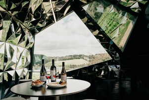 2 restaurants, lunch, dinner served; local and international cuisine