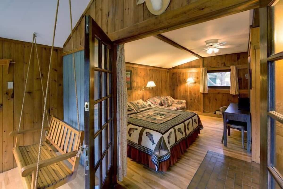 Cabin truyền thống, 1 giường cỡ king và sofa giường | Bàn, khu vực làm việc phù hợp cho laptop, bàn ủi/dụng cụ ủi quần áo