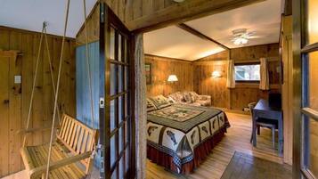 Traditional Cabin, 1 King Bed with Sofa bed | Desk, laptop workspace, iron/ironing board, free WiFi