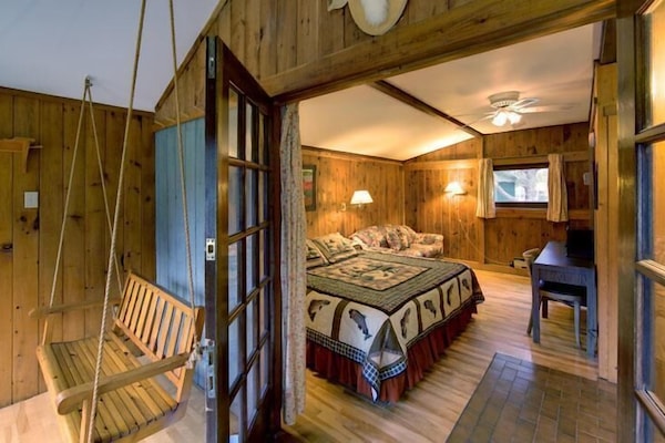 Traditional Cabin, 1 King Bed with Sofa bed | Desk, laptop workspace, iron/ironing board, free WiFi