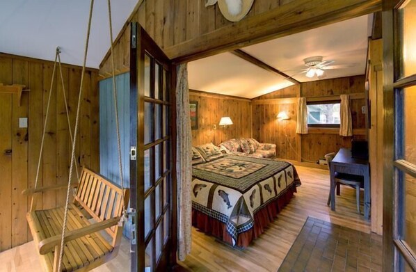 Desk, laptop workspace, iron/ironing board, free WiFi - The Normaway Inn (Margaree Valley)