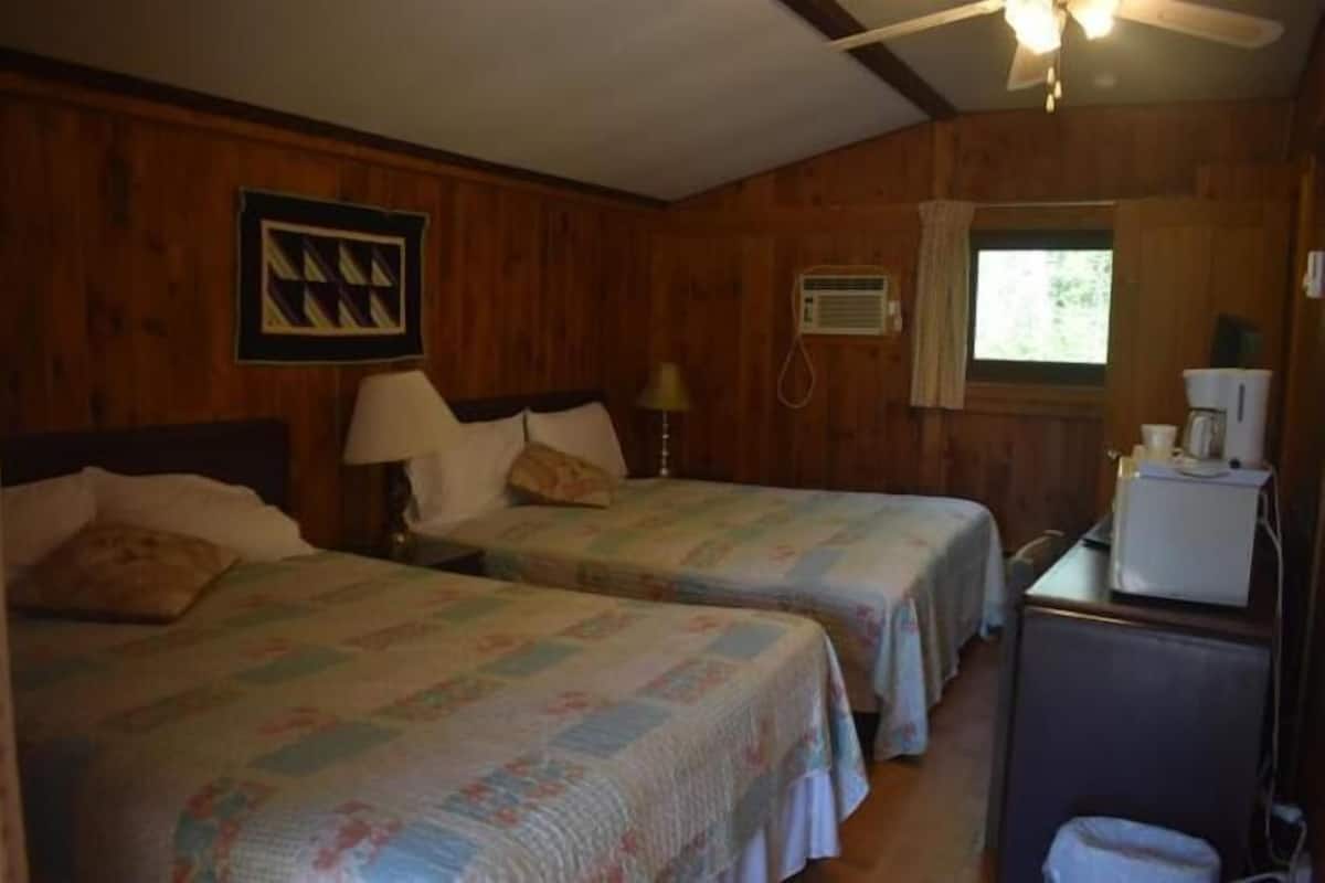 Cabin truyền thống, 2 giường cỡ queen | Bàn, khu vực làm việc phù hợp cho laptop, bàn ủi/dụng cụ ủi quần áo