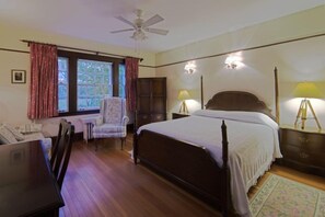 Tradisjonelt rom, 1 queensize-seng med sovesofa | Skrivebord, skrivebord for bærbar PC og strykejern/-brett