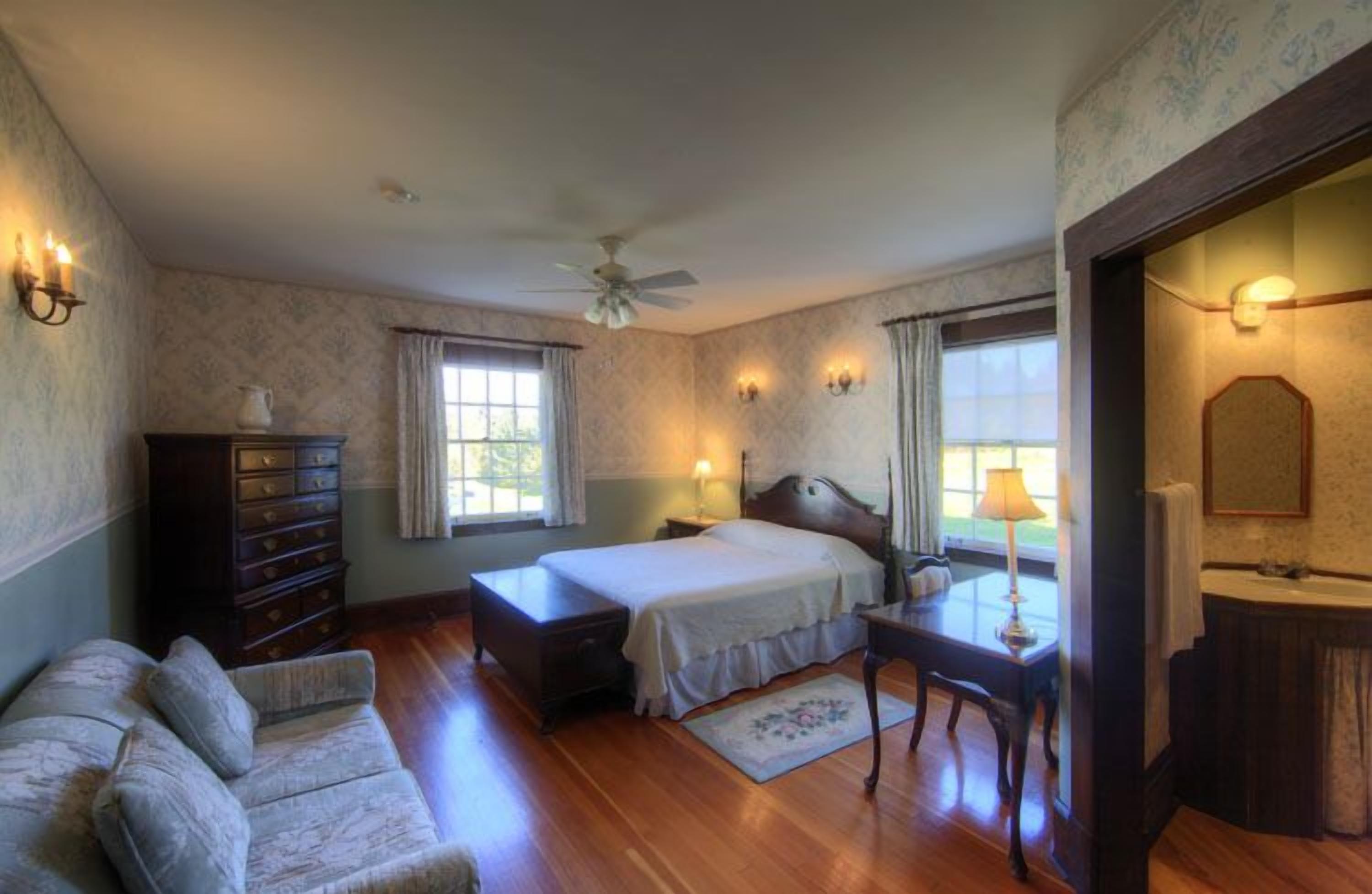 Phòng truyền thống, 1 giường cỡ queen và sofa giường | Bàn, khu vực làm việc phù hợp cho laptop, bàn ủi/dụng cụ ủi quần áo 