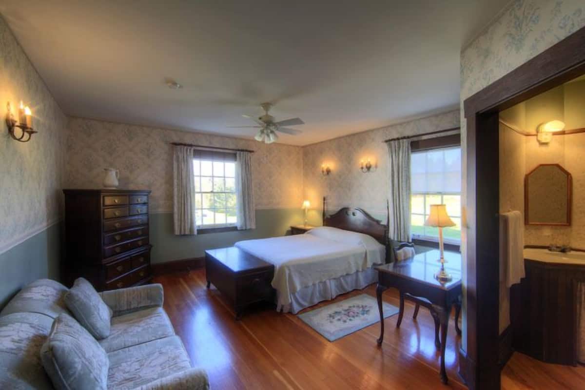 Phòng truyền thống, 1 giường cỡ queen và sofa giường | Bàn, khu vực làm việc phù hợp cho laptop, bàn ủi/dụng cụ ủi quần áo