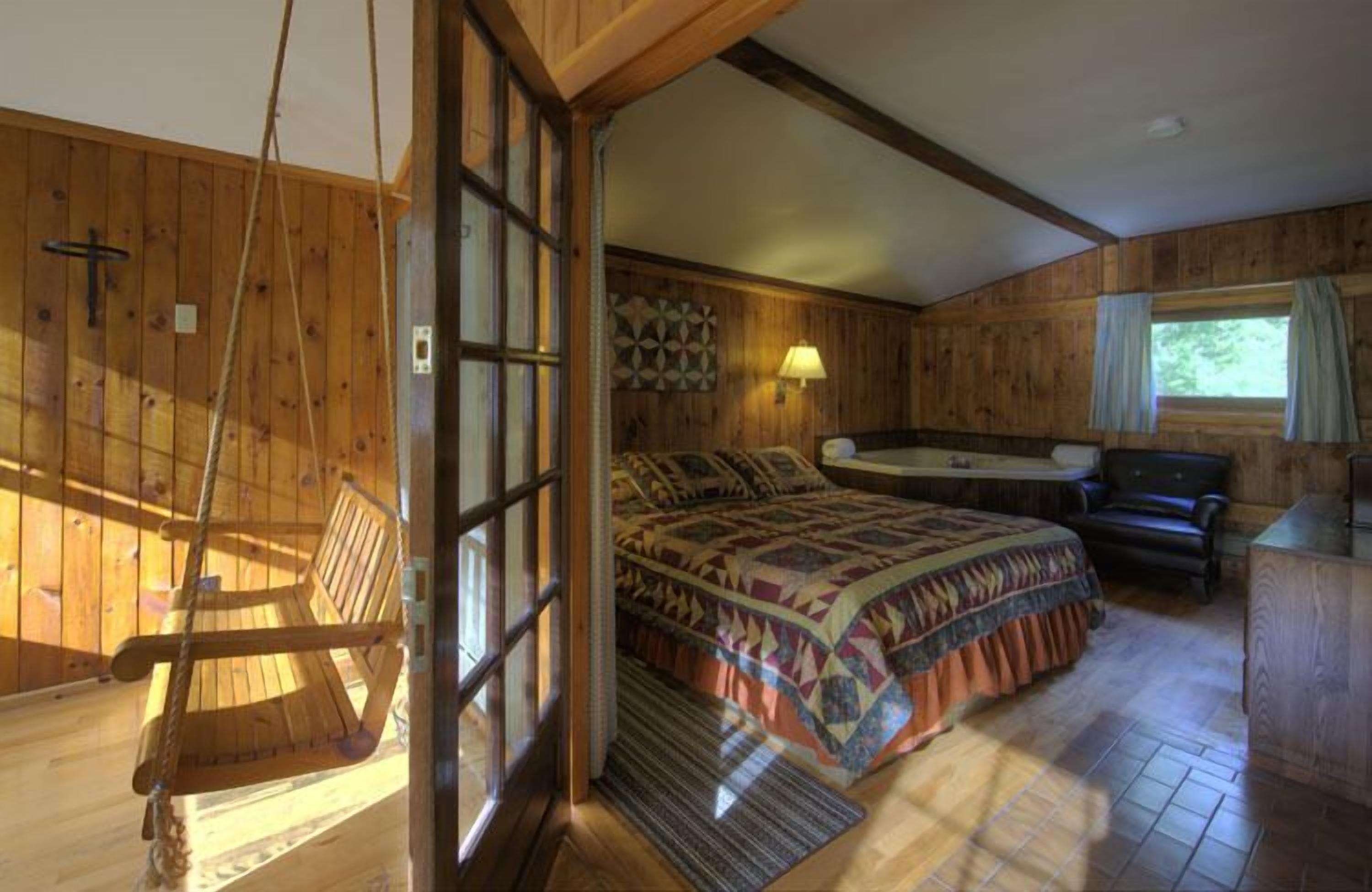 Traditional Cabin, 1 Queen Bed, Jetted Tub | Bàn, khu vực làm việc phù hợp cho laptop, bàn ủi/dụng cụ ủi quần áo 