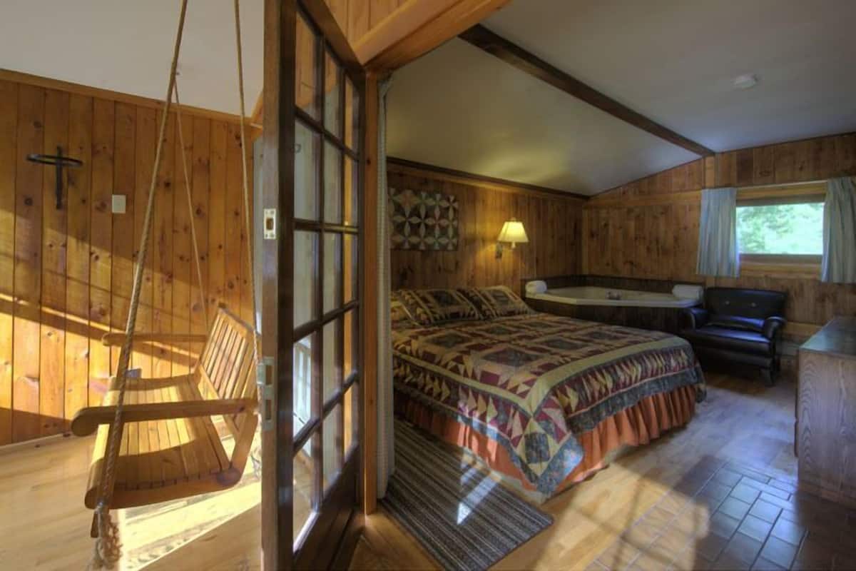 Traditional Cabin, 1 Queen Bed, Jetted Tub | Bàn, khu vực làm việc phù hợp cho laptop, bàn ủi/dụng cụ ủi quần áo