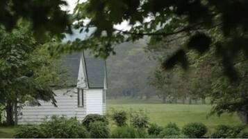 Cabin truyền thống, 2 giường cỡ queen | Bàn, khu vực làm việc phù hợp cho laptop, bàn ủi/dụng cụ ủi quần áo