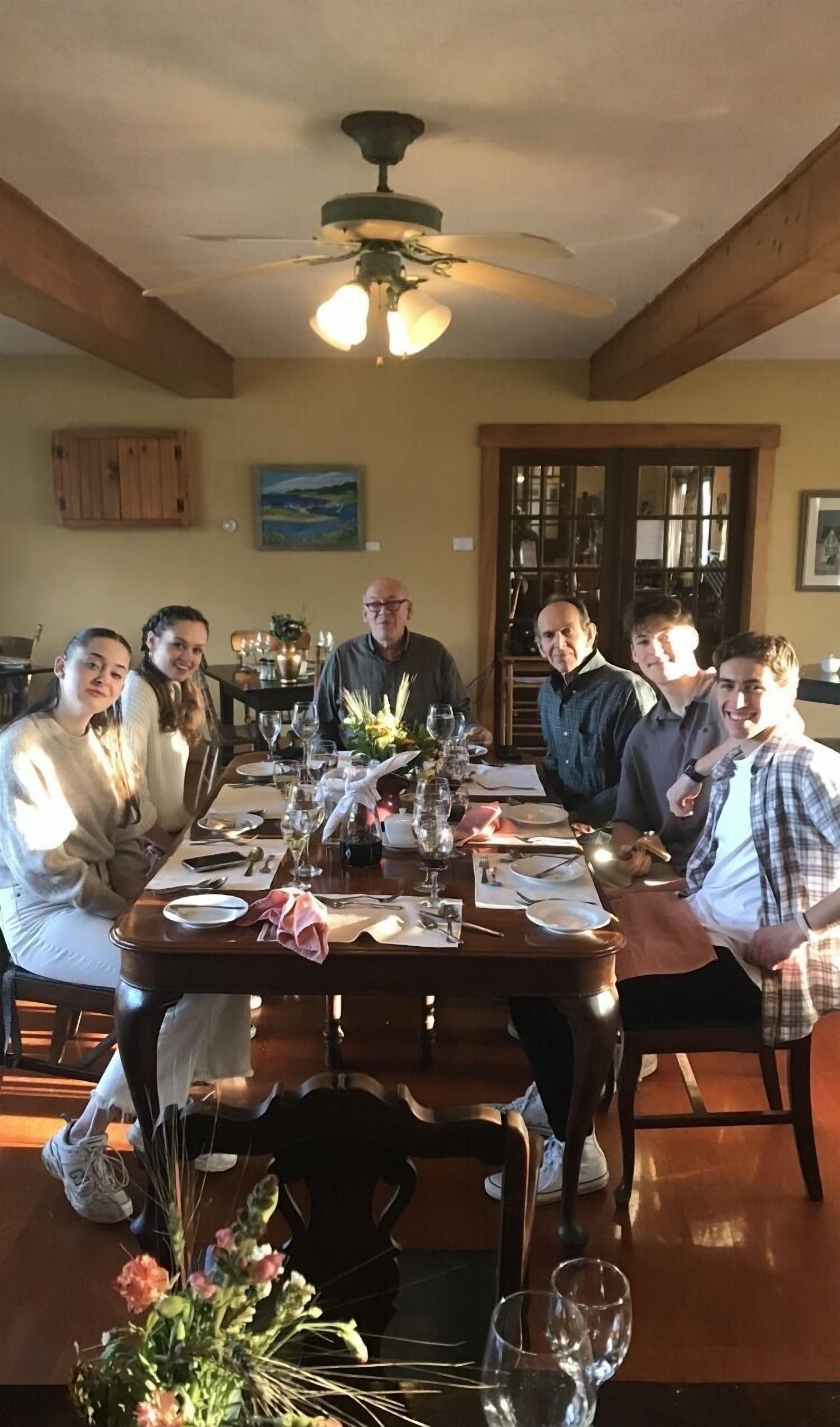 Phục vụ bữa sáng và bữa tối 