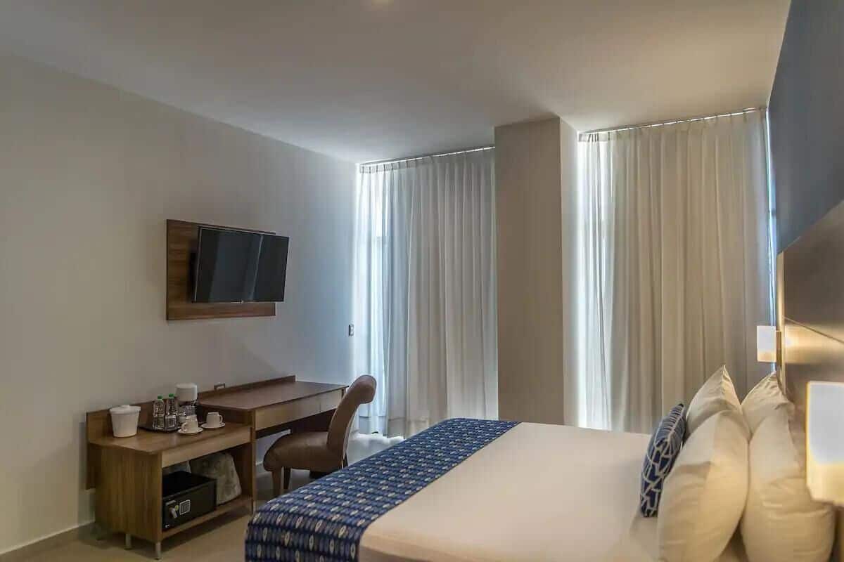 1 kamar tidur, brankas, meja kerja, dan setrika/meja setrika