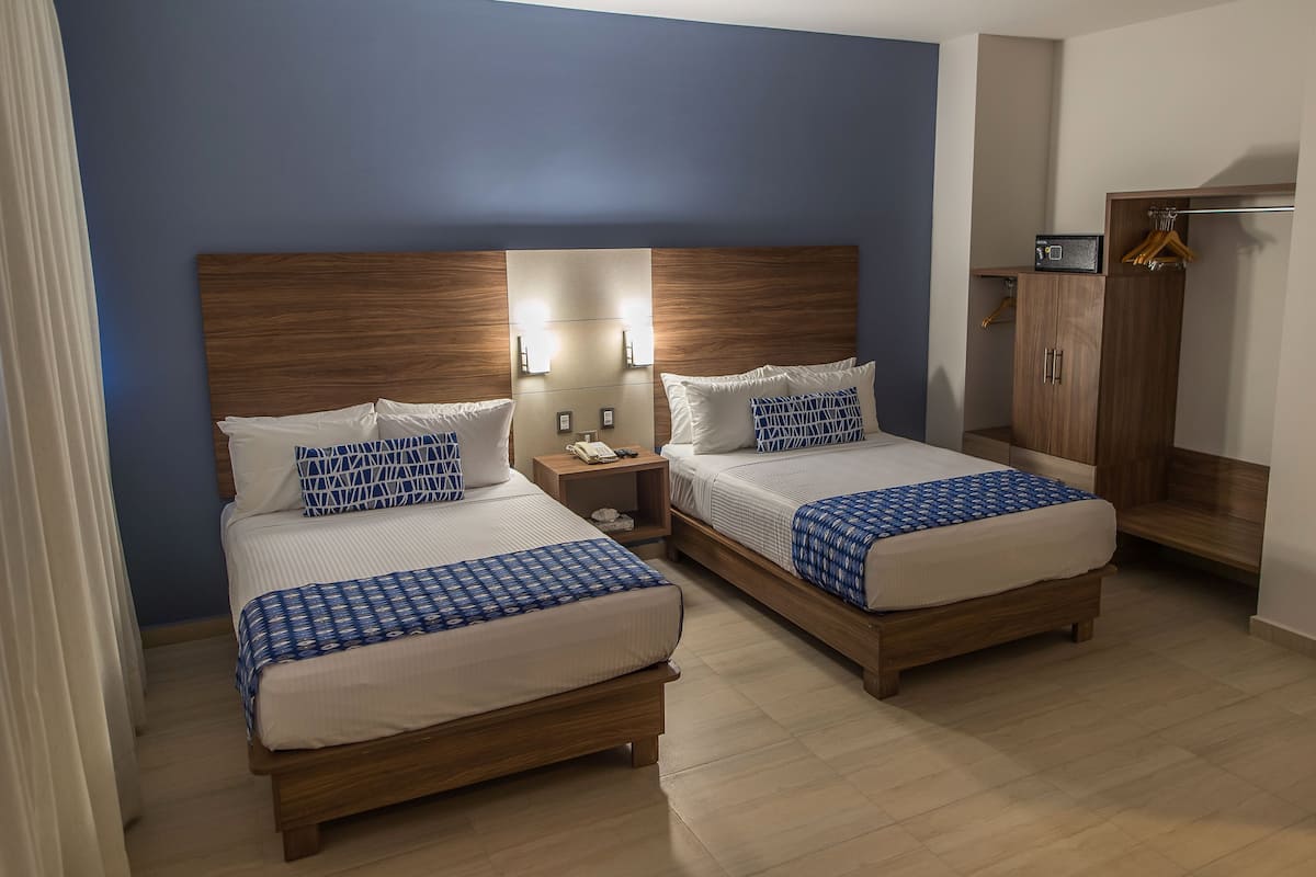 Kamar Standar, 2 Tempat Tidur Double, pemandangan kota | 1 kamar tidur, brankas, meja kerja, dan setrika/meja setrika