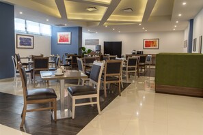 Desayuno bufé gratuito y diario