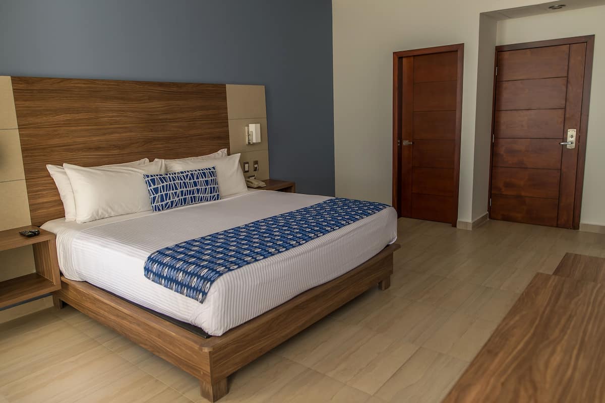 1 kamar tidur, brankas, meja kerja, dan setrika/meja setrika