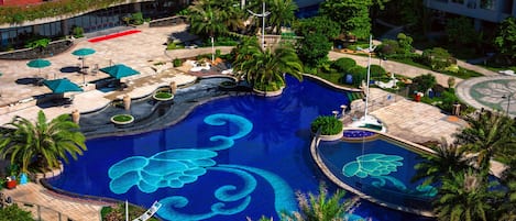 Seasonal outdoor pool, pool umbrellas