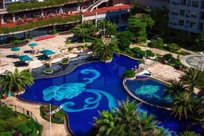 Kauden mukainen ulkouima-allas avoinna 9.00–20.00, aurinkovarjoja