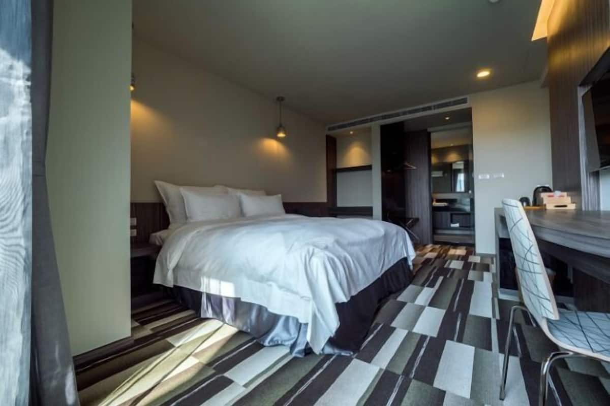 1 quarto, edredons de pluma, escrivaninha, cortinas blackout