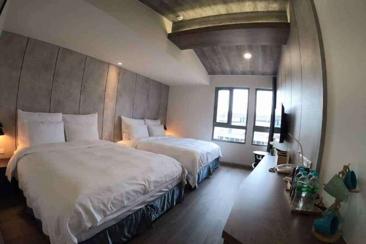 1 quarto, edredons de pluma, escrivaninha, cortinas blackout