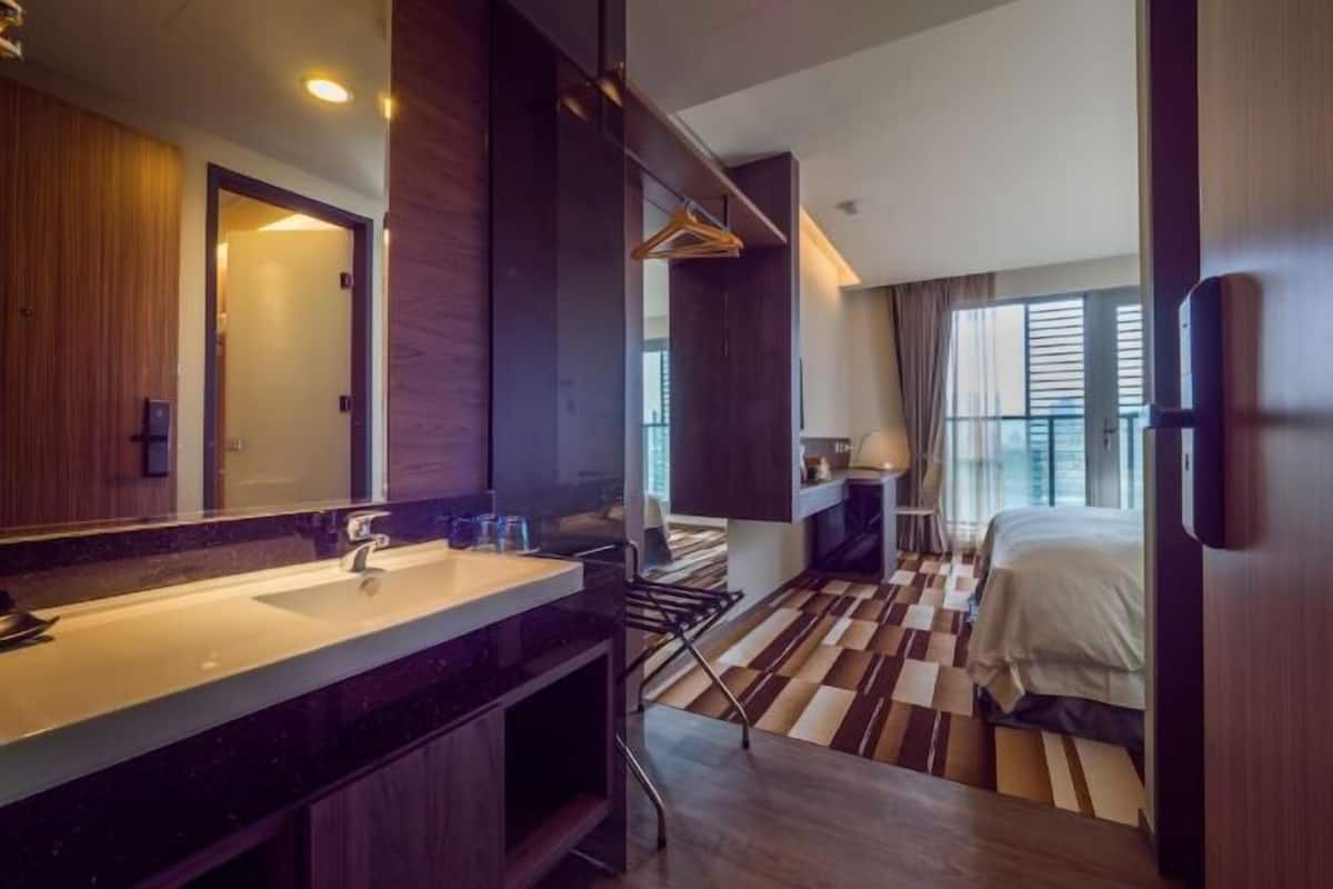 1 quarto, edredons de pluma, escrivaninha, cortinas blackout