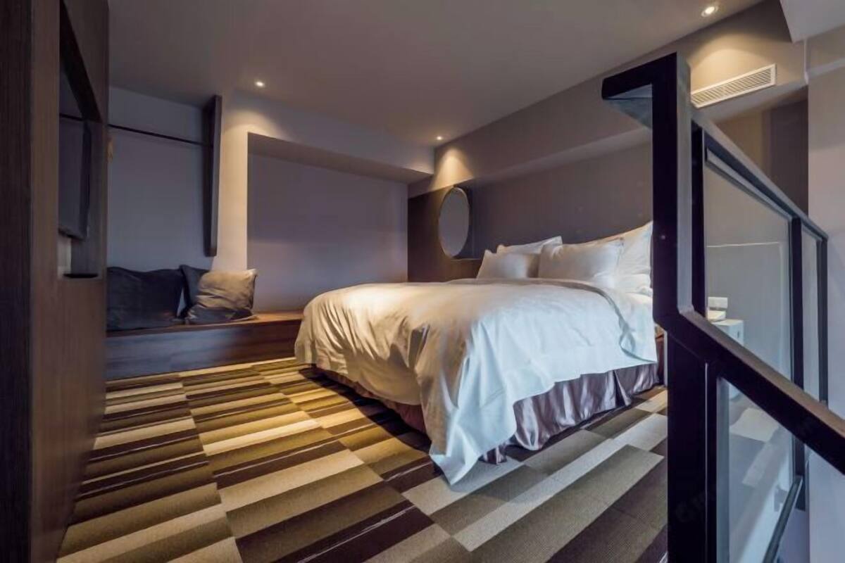 1 quarto, edredons de pluma, escrivaninha, cortinas blackout